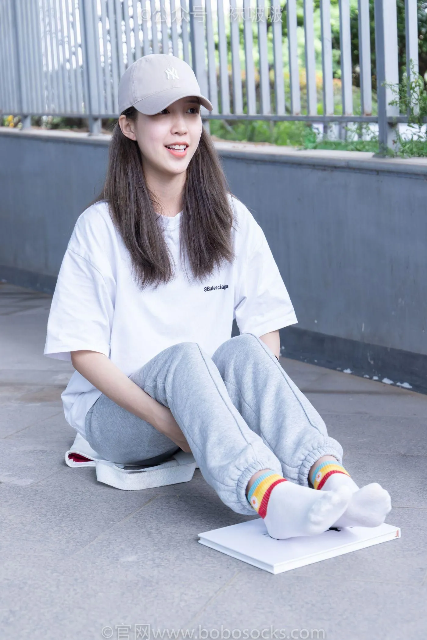 [BoBoSocks袜啵啵]NO.012 泡芙-运动鞋、白棉袜、裸足 [132P]插图2